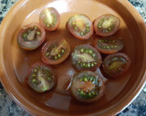 Foto del paso 1 de la receta: Tomatitos kumato con queso gratinado