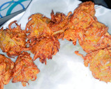 A picture of step 4 of Kanda bhajji.