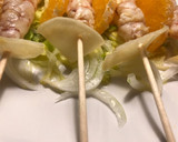 Foto del paso 7 de la receta: Pincho de ceviche de pescado, mejillones y gambones, sobre cama de verduras crudas y frutas