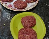 Foto langkah ke 2 dari resep Bisteak Daging Sapi Giling.