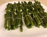 Foto del paso 2 de la receta: Ejotes rellenos de queso en salsa de tomate