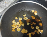 Foto del paso 1 de la receta: Gulas con gambas al ajillo