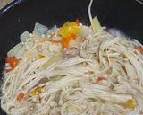 Foto langkah ke 6 dari resep Tumis Jamur Enoki.