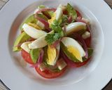 Foto del paso 3 de la receta: Ensalada de tomate, huevo y palta