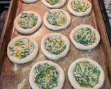 Foto del paso 7 de la receta: Esfihas de queso ricota vegano y hojas verdes