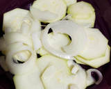Foto del paso 2 de la receta: Tortilla de calabacín y cebolla