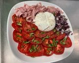 Une image de l'étape 9 de Salade de tomates à l'oignon rouge, jambon blanc, basilic et burrata.