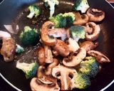 A picture of step 3 of Creamy mushroom broccoli chicken.