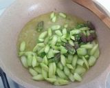 Foto del passaggio 3 della ricetta Spaghetti chitarra con calamari all'arancia, asparagi e crema di pistacchi