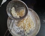 A picture of step 3 of Schezwan noodles in noodles basket with kiwi banana smoothie.