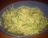 Foto del paso 1 de la receta: Tortillitas de zucchini con cebollitas de verdeo.
