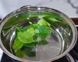 Foto langkah ke 2 dari resep Sayur Bening Daun Kelor.