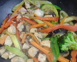 Foto del paso 3 de la receta: Pollo salteado con verduras