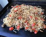 Une image de l'étape 6 de Nouilles japonaises sautées aux tomates et champignons.