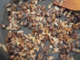 Теплий салат з макаронами та грибами
