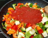 Foto del paso 2 de la receta: Pisto con huevos flor, con sabor Cookpad