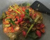 Foto langkah ke 5 dari resep Oseng Kerang dan Kulit Melinjo.