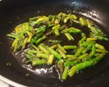 Foto del paso 2 de la receta: Revuelto de setas, espárragos y gambas
