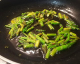 Foto del paso 2 de la receta: Revuelto de setas, espárragos y gambas