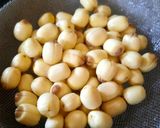 Hình bước làm 3 của món Canh chân gà hạt sen táo đỏ
