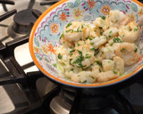 Foto del paso 1 de la receta: Bol de ensalada con camarones al ajillo