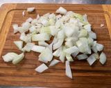 Une image de l'étape 2 de Tarte filo, oignon, chèvre et poivrons tricolores.