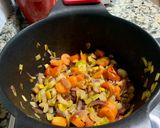 Foto del paso 2 de la receta: Crema de hongos con frutos secos