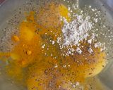 Foto del paso 2 de la receta: Tortilla salvadora con lata de jardinera 🥕 🥔 🫛Tortilla de papa, zanahoria y arvejas enlatadas 🥫 🥚