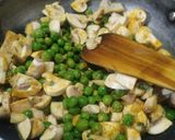 A picture of step 1 of Shahi Matar Mushroom Paneer.