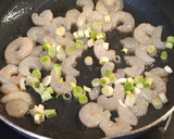 Foto del paso 1 de la receta: Revuelto de gambas y ajos tiernos