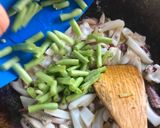 Gambar langkah 5 resipi Sotong masak halia.