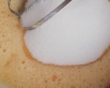 Foto del paso 3 de la receta: Bizcocho de petitsuisse de plátano con gotas de chocolate