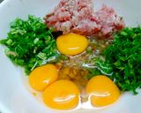 Hình bước làm 1 của món Trứng chiên thịt xay thì là