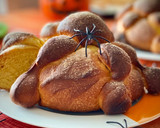 Foto del paso 4 de la receta: Pan de muerto de calabaza by @latoneira