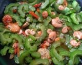 Foto langkah ke 5 dari resep Tumis Pare Udang.