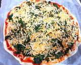 Foto del paso 3 de la receta Pizza de espinacas y queso con piñones