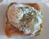Foto del paso 9 de la receta: Tostas de aguacate y salmón ahumado con huevos escalfados