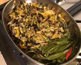 Une image de l'étape 7 de Courgette et champignons aux tomates poires et piments verts.