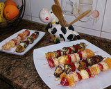 Foto del paso 5 de la receta: Brochetas de frutas para niños