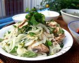 Hình bước làm 2 của món Gà bóp hành tây