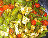 Foto del paso 2 de la receta: Pollo con pesto y judías verdes