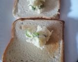 A picture of step 3 of Chilli cheese toast.