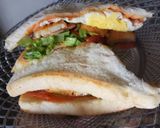 Foto langkah ke 4 dari resep Chicken Nugget & Egg Sandwich Simple.
