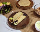 Foto del paso 6 de la receta: 🌮🍗🌯 Fajitas de pollo con palta, cebolla morada, lechuga, queso y mayonesa de pepinillo 🌯🍗🌮