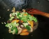 Foto langkah ke 3 dari resep Brokoli Jamur Ca Bawang Putih.