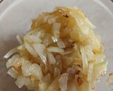 Foto del passaggio 3 della ricetta Tartare di pomodorini cipolle e datteri