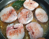 Foto del paso 3 de la receta: Merluza a la marinera