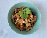 Foto del paso 9 de la receta: Pollo salteado con batata, cebolla, alubias, guisantes y salsa de miel con limón para burritos