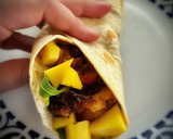 Foto del paso 4 de la receta: Taco de langostinos al ajo confitado con mango