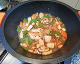 Foto del paso 3 de la receta: Pollo con almendras y nueces